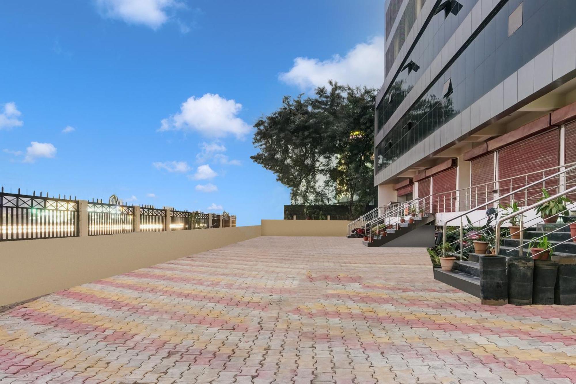 Townhouse Oak Sarusajai Stadium Dispur Buitenkant foto